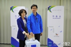 김경수 경남도지사 후보, 부인 김정순 여사와 투표참여