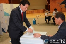 상주 사벌초등학교서 투표하는 황해섭 상주시장 후보