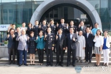 (고양경찰서 민원동 증측 기공식) 기념촬영하는 최성 시장과 내빈들