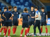 (포토) [브라질월드컵] 러시아전 D-1 홍 감독 지시듣는 대표팀