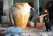 이강효 작가의 옹기분청 퍼포먼스