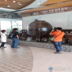 울산 옹기박물관 관람하는 태국 취재진