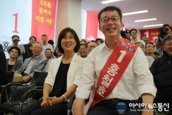 홍철호 후보, 흐뭇한 선거사무소 개소식 만족