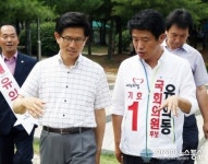 (포토)김문수 전 경기지사와 평택 선거구 도는 유의동 후보