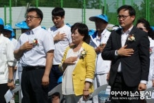 (의정부 송산배수지 확장 준공식) 국기에 대한 경례 하고 있는 도의원들