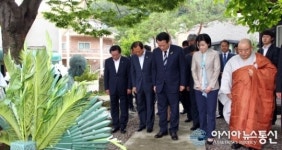 정의화 의장, 나눔의 집 방문해 추모비 참배해