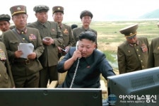 로켓 시험 발사 참관해 지시하는 김정은