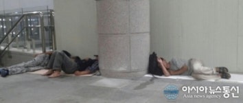 (르포)노숙자 모텔로 변한 수원역, 대책마련 없어