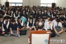 (의정부지법 청송제) 법원장의 토크를 듣고 있는 남양주 학생들