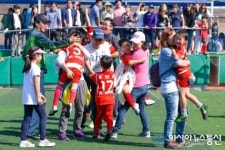 2000여명 가득 메운 올림픽공원 축구장 성황