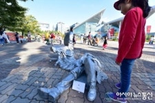 고양호수공원서 조각 감상하고 있는 한 초등학생