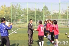 이상윤 장안구청장, 여성축구단 훈련 격려