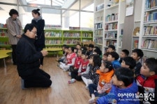 아이들과 대화하는 김윤주 군포시장
