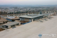 공사중인 평양국제공항 외부 모습