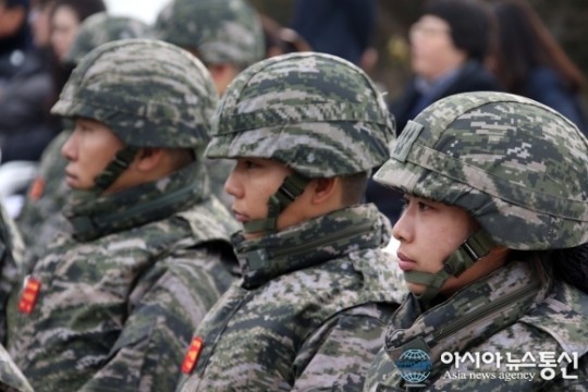제목: 해병대 동기들, 추모의 묘비에 흐르는 눈물… 우리 해병대 전우 수근이를 끝까지 잊지 않겠다