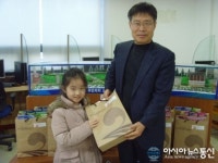 평택 통복동 주민자치위, 초교 입학생들에 선물 전해