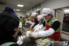 최양희 장관, 연말 맞아 노인분들께 배식