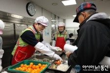 최양희 장관, 연말 맞아 노인분들께 배식봉사