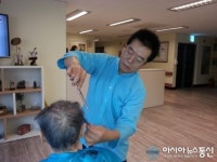 밀양 가위손 김규익씨, 희윤요양병원 이발 봉사