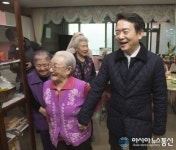 할머니와 손 꼭 잡은 남경필 경기지사