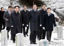 전주 군경묘지 둘러보며 새해 첫 업무 시작한 송하진 전북도지사
