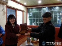 진해구 덕산경로당, 김현숙 덕산동장에 감사패 전달