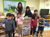 봉사 동아리 ‘디딤돌’,  직접만든 어린이 교구 전달
