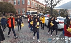 고교 새내기들, 새 교과서를 황금 보따리에 담아 들고