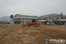 금산, 남일초 동문 운동장조성