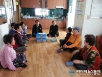 진해구 권경만 여좌동장, 주민자치위원장과 경로당 위문