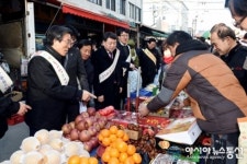 고윤환 문경시장, 설 명절 맞이 전통시장 장보기 나서