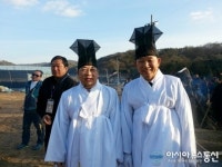 권선택시장,박용갑중구청장, 나란히 산신제 지내