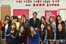 변창훈 대구한의대 총장, 교내 환경미화원에게 사탕 전달