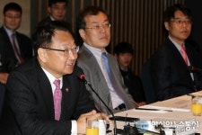 유일호 국토부장관, 건설업계 해외시장 적극 진출 당부