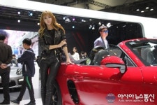 (2015 서울모터쇼) 빨간 적토마를 사랑한 카리스마의 여전사