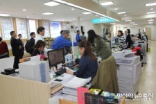 강화읍사무소를 방문 직원들과 인사하는 문재인 대표