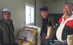 옥천 이원면주민자치위, 호떡 판매수익금으로 경로당에 쌀 기증