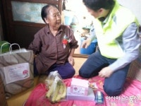 경남노인통합지원센터 카네이션 달아드리기