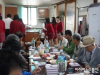 천안복자여고 학생들, 맛있는 점심식사로 노인대접