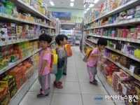 옥천 죽향초 병설유치원 원아들, ‘똑똑한 장보기’ 체험 가져