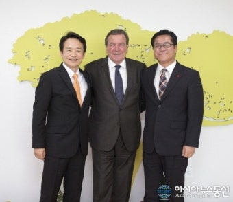 슈뢰더 전 독일총리와 기념촬영하는 남경필 경기도지사