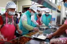 배식봉사하는 오태영 이사장