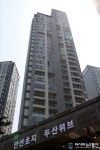 안산의 한 아파트 전세대 주민 태극기 조기계양 눈길