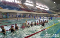 창원실내수영장, 새 프로그램 ‘핀수영’ 열기 후끈