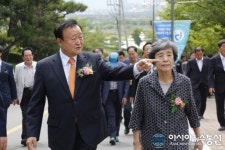 [경북보건대학교 교명 변경 선포식]박보생 김천시장과 환담하는 편군자 이사장