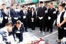 (고 조남혁 경기도의원 영결식) 고인에게 술 따르는 김경호 전 경기도의회 의장