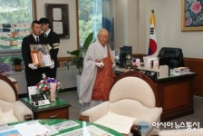 (고 조남혁 경기도의원 영결식) 의정부시의회 의장실을 돌고 있는 조남혁 영정
