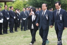 (고 조남혁 경기도의원 영결식) 오열하는 최경자-문희상-안병용