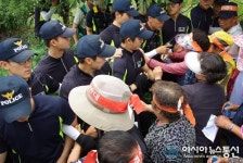 가축분뇨처리장 반대 주민들 막는 경찰