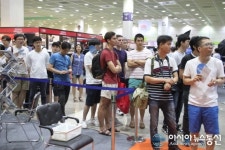 (2015 서울오토살롱) ”거참... 뒷사람도 좀 합시다!”